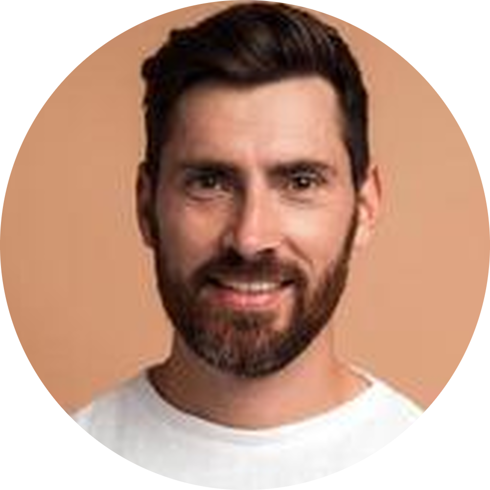 3492221-retrato-de-alegre-bonito-homem-de-camisa-branca-olhando-para-camera-sentindo-alegre-como-se-tendo-uma-ideia-interessante-estudio-isolada-no-fundo-bege-gratis-foto